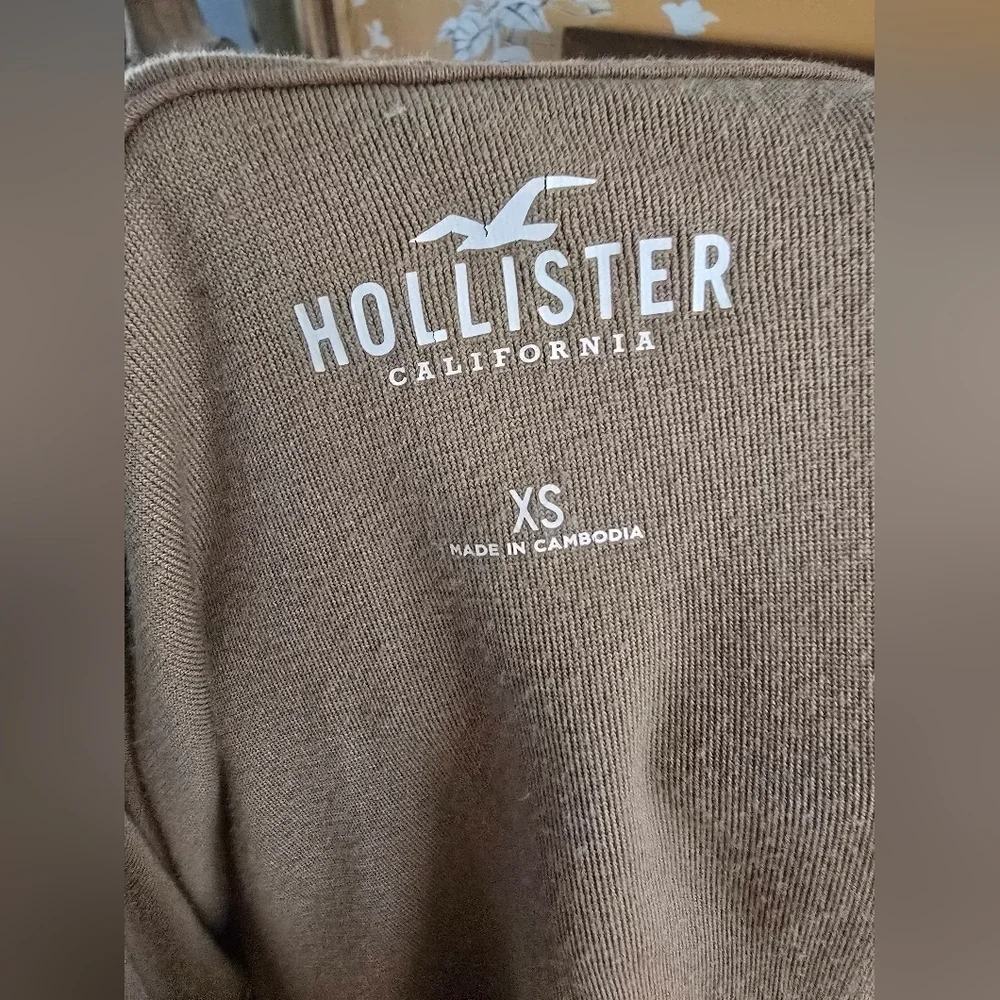 Hollister Velour Full Zip Cropped Hoodie in Creamy Tan - Picture 7 of 7